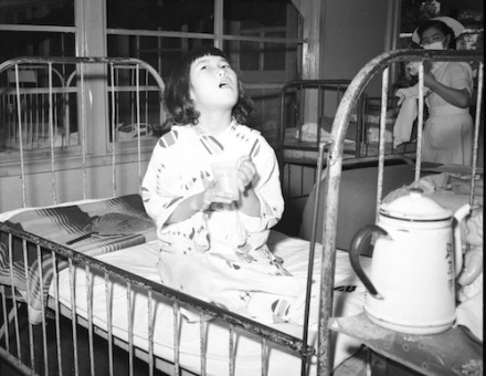 Child gargling broth in a Japanese hospital during the Asian flu pandemic, 9 August 1957. Otis Historical Archives National Museum of Health and Medicine (CC BY 2.0).
