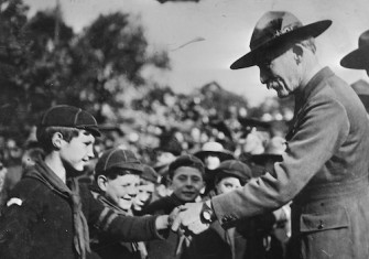 Sir Robert Baden-Powell congratulations a Wolf Cub on his father being awarded the Victoria Cross, November 1918. Library of Congress. Public Domain.