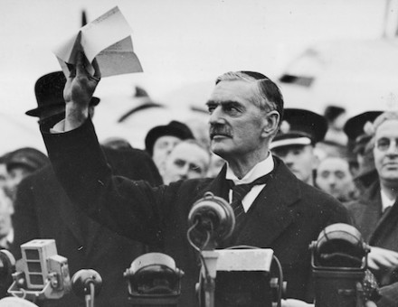 Neville Chamberlain holds the Munich Agreement aloft on his return to Britain, 30 September 1938. Narodowe Archiwum Cyfrowe. Public Domain.
