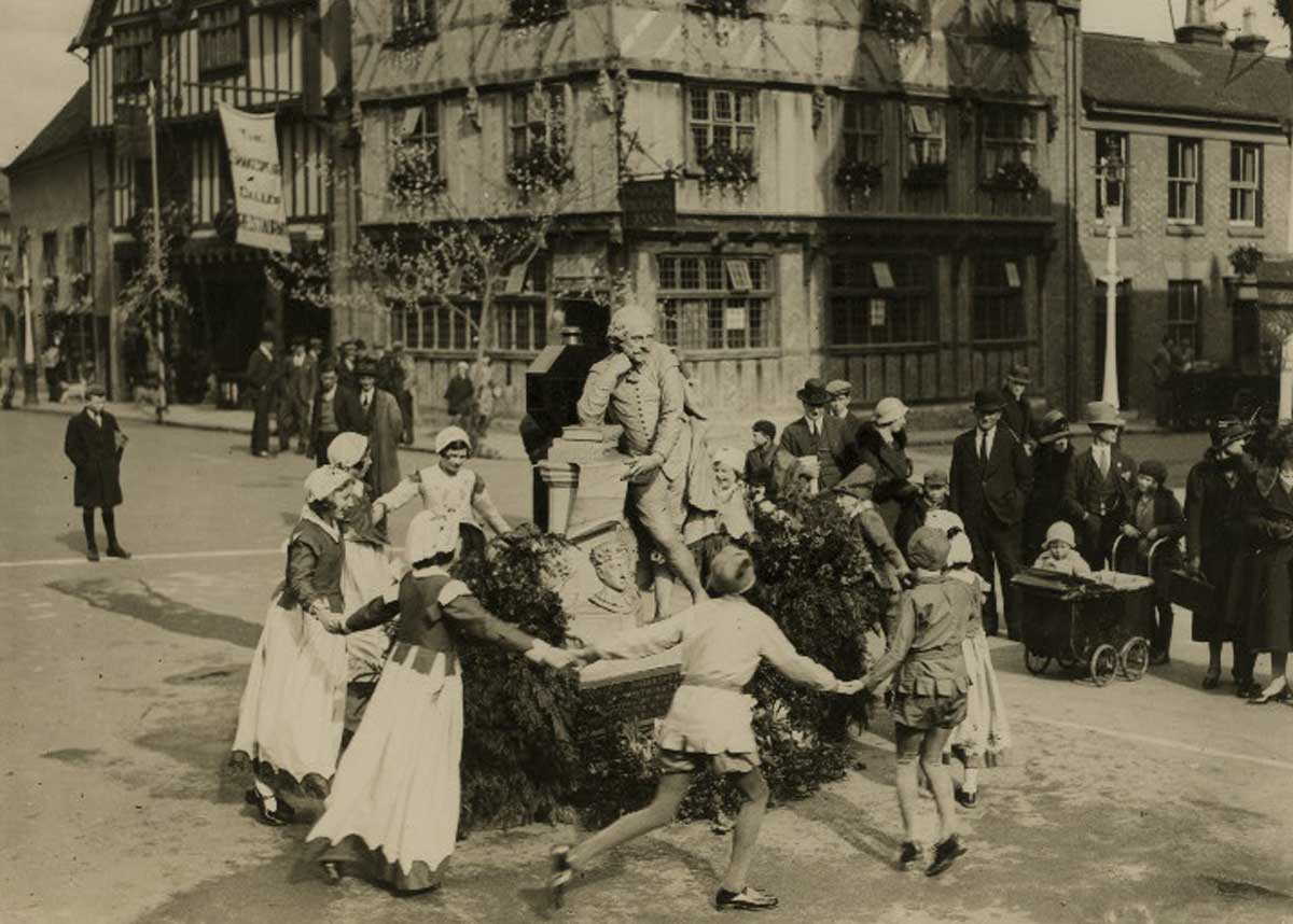 Pageant in Stratford-upon-Avon, date unknown (possibly Birthday Celebrations in April 1932). New York Public Library. Pageant in Stratford-upon-Avon, date unknown (possibly Birthday Celebrations in April 1932). New York Public Library.